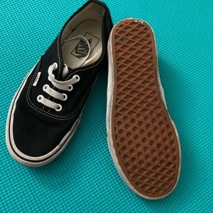 Black with white soles canvas low top vans mens size 6